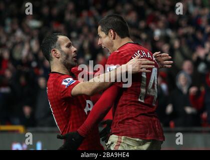 Javier Hernandez (à droite) de Manchester United célèbre son quatrième but du match avec le coéquipier Ryan Giggs (à gauche) Banque D'Images
