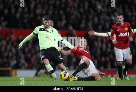 Michael Carrick (à droite) et Davide Santon (à gauche) de Newcastle United affrontent le ballon Banque D'Images