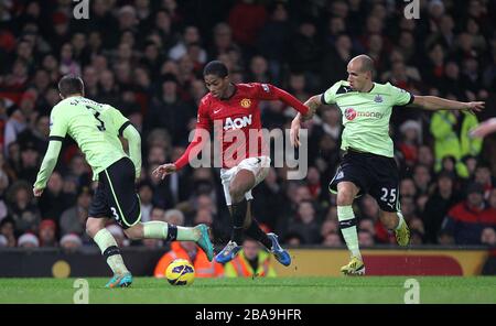 Antonio Valencia de Manchester United (centre) lutte pour le ballon avec Davide Santon de Newcastle United (à gauche) et Gabriel Obertan Banque D'Images