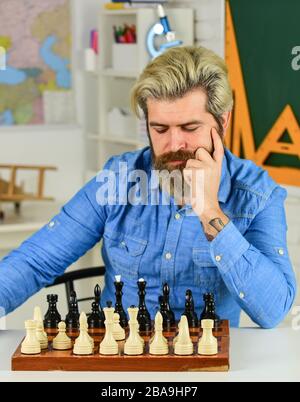 Concept de stratégie. Professeur d'école. Jeu de société. Homme intelligent jouant aux échecs. Figures sur le tableau d'échecs. Passe-temps intellectuel. En pensant à l'étape suivante. Faites votre propre pensée indépendamment. Leçon d'échecs. Banque D'Images