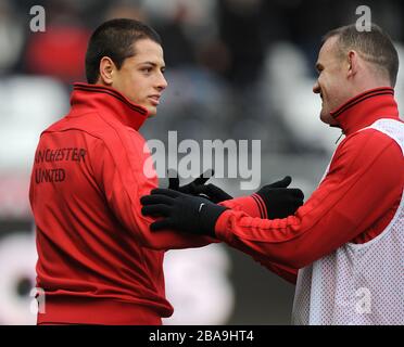 Javier Hernandez (gauche) de Manchester United parle avec Wayne Rooney (droite) Banque D'Images