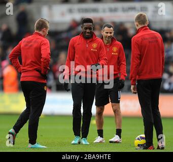 Ryan Giggs (à droite) et Danny Welbeck (à gauche) de Manchester United lors de l'échauffement Banque D'Images