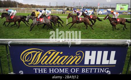 Coureurs et coureurs dans le William Hill - nouvel iPad App Mares handicap Hurdle Race. Banque D'Images