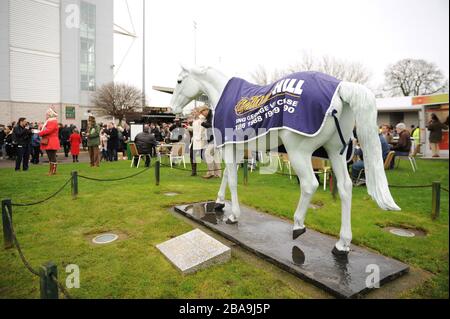 Vue générale sur la statue de l'Orchidée du désert à l'hippodrome de Kempton Park Banque D'Images