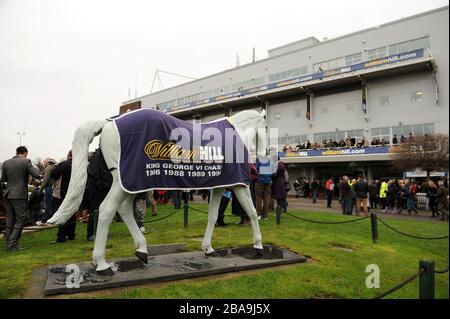 Vue générale sur la statue de l'Orchidée du désert à l'hippodrome de Kempton Park Banque D'Images