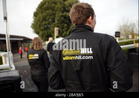 Détail de la signalisation de William Hill sur les tenues de l'équipe de promotions à l'hippodrome de Kempton Park Banque D'Images