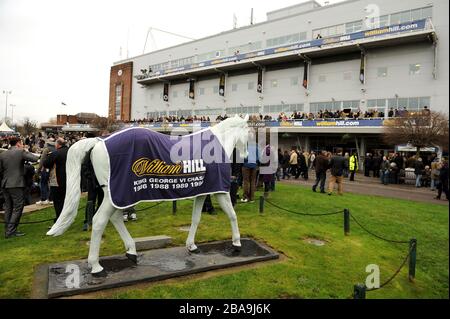 Vue générale sur la statue de l'Orchidée du désert à l'hippodrome de Kempton Park Banque D'Images