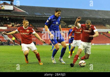 Nikola Zigic (centre) de Birmingham City en action avec Barnsley's Bobby Hassell (à gauche) et Stephen Dawson Banque D'Images