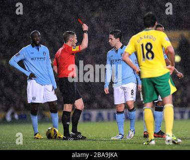 Samir Nasri (8) de Manchester City est envoyé par l'arbitre de match Mike Jones (deuxième à gauche) Banque D'Images