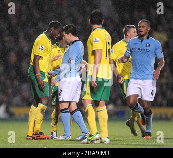 Samir Nasri de Manchester City (deuxième à gauche) et Sebastien Bassong de Norwich City (à gauche) Banque D'Images