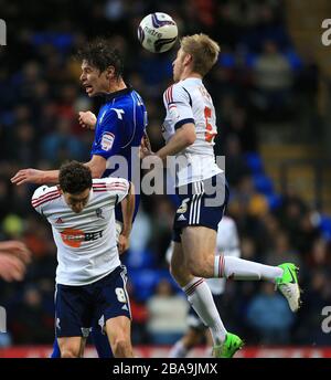 Les batailles de Nikola Zigic (à gauche) de Birmingham City pour le bal avec Tim Ream (à droite) de Bolton Wanderers et Keith Andrews (ci-dessous) Banque D'Images