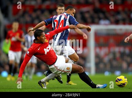 Antonio Valencia de Manchester United (à gauche) et Peter Odemwingie de West Bromwich Albion en action Banque D'Images