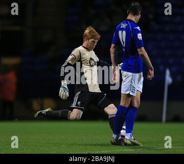 Nikola Zigic Steps de Birmingham City devant Adam Bogdan de Bolton Wanderers alors qu'il est sur le point de lancer le ballon pour gagner sa première carte jaune Banque D'Images