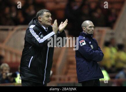 Michael Appleton, le directeur de Blackpool, se présente comme le directeur de Middlesbrough, Tony Mowbray, qui a donné des instructions pendant le match Banque D'Images