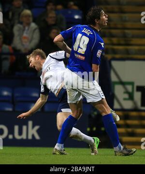 Nikola Zigic de Birmingham City charge dans le Tim Ream de Bolton Wanderers de gagner une deuxième carte jaune et de le faire être envoyé Banque D'Images