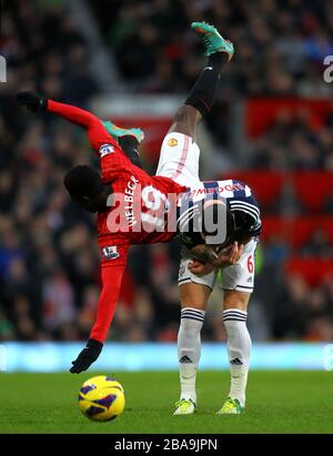 Danny Welbeck de Manchester United (à gauche) et Peter Odemwingie, de West Bromwich Albion, affrontent le ballon Banque D'Images