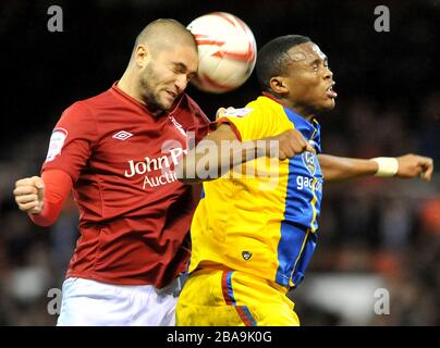 Henri Lansbury (à gauche) de la forêt de Nottingham et Kagisho Dikgacoi (à droite) de Crystal Palace se battent pour le ballon Banque D'Images