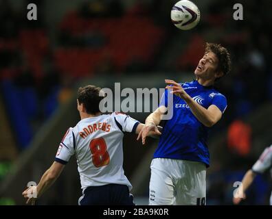 Keith Andrews de Bolton Wanderers (à gauche) et Nikola Zigic (à droite) de Birmingham City combattent le ballon dans les airs Banque D'Images