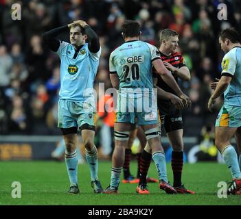 Stephen Myler, les saints de Northampton, est déjecté après avoir frappé la barre transversale avec son coup de pied de pénalité de minute de retard Banque D'Images