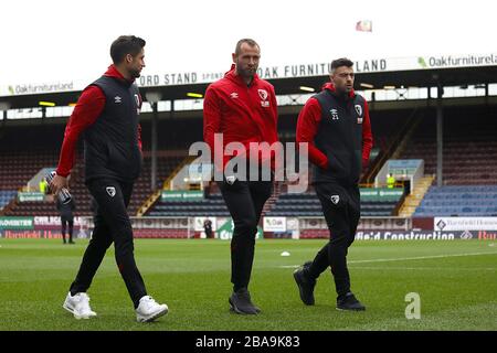 AFC Bournemouth’s, Andrew Surman (à gauche), Steve Cook, Diego Rico (à droite) évalue le terrain avant de commencer à Turf Moor Banque D'Images