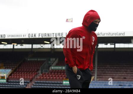 Le Dominic Solanke d'AFC Bournemouth évalue le terrain dans le vent avant de démarrer à Turf Moor Banque D'Images