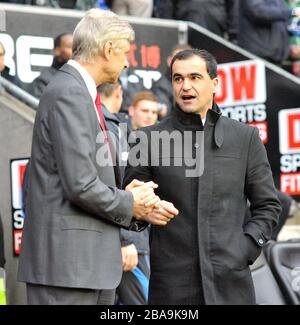 Arsene Wenger (à gauche) et Roberto Martinez (à droite), le directeur d'Arsenal, ont bavardé avant le lancement Banque D'Images