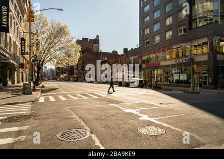 Vider la huitième Avenue à Chelsea, à New York, le mardi 24 mars 2020. En raison de la pandémie COVID-19, les entreprises non essentielles ont été fermées. (© Richard B. Levine) Banque D'Images