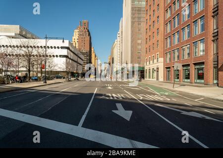 Vider la septième Avenue à Greenwich Village à New York le mardi 24 mars 2020. En raison de la pandémie COVID-19, les entreprises non essentielles ont été fermées. (© Richard B. Levine) Banque D'Images