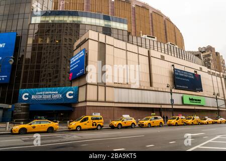 Une ligne de taxis vides devant la station de Penn et Madison Square Garden à New York le mercredi 25 mars 2020. (© Richard B. Levine) Banque D'Images