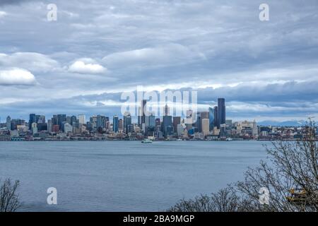 Des nuages sombres surpassent les gratte-ciel de Seattle. Banque D'Images