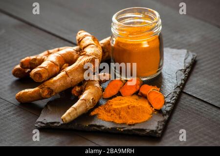 Poudre d'épices curcumerique. Photo concept épices Banque D'Images