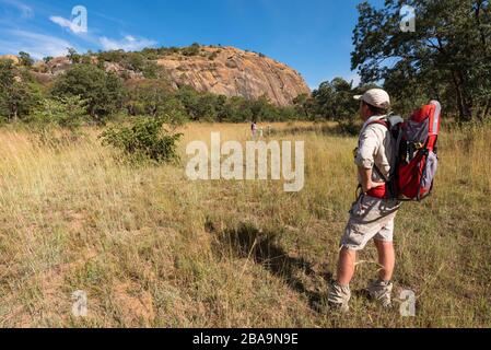 Un randonneur traverse le site du patrimoine mondial de l'UNESCO, le parc national de Matobo, au Zimbabwe. Banque D'Images