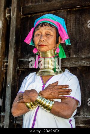 Portrait de la femme Padaung dans une robe traditionnelle et avec des anneaux métalliques autour de son cou. 12 février 2019, Myanmar. Banque D'Images