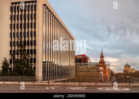 Madrid, Espagne - 8 mars 2020 : paysage urbain de l'avenue Paseo de la Castellana avec tours Colon et centre commercial ABC Serrano. Vue pendant le panneau Covid-19 Banque D'Images