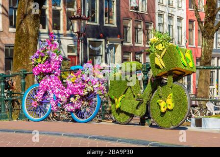 Vélos décorés sur le pont à Amsterdam, Pays-Bas Banque D'Images