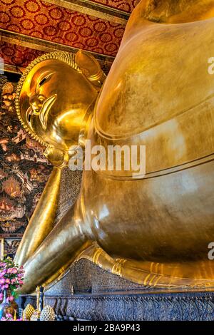 Bouddha couché statue en or, Wat Pho, Bangkok, Thaïlande Banque D'Images
