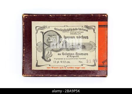 Ancienne boîte Agfa de négatifs pour plaques de verre photographiques, isolée sur fond blanc, gros plan Banque D'Images