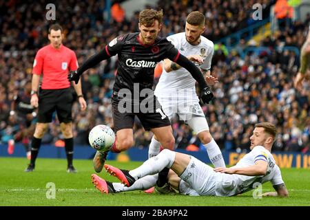 John Swift de Reading est abordé par Liam Cooper de Leeds United Banque D'Images