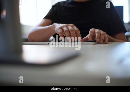 Gros plan sur la saisie des mains mâles à l'aide du clavier Banque D'Images
