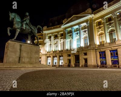 Bucarest/Roumanie – 03.21.2020 : Fondation universitaire Carol I et Bibliothèque universitaire centrale de Bucarest. Une bulle emblématique à Bucarest la nuit Banque D'Images