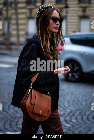 PARIS France 2 mars 2019 Chloe Harauche dans la rue pendant la semaine de la mode de Paris Photo Stock Alamy