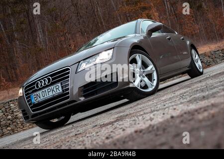 Gros plan photo de la voiture de sport Audi A 7 avant avec phares à LED matricielle, emblème quatro, fenêtres noires et ornements chromés, isolés Banque D'Images