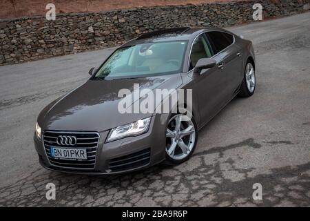 Gros plan photo de la voiture de sport Audi A 7 avant avec phares à LED matricielle, emblème quatro, fenêtres noires et ornements chromés, isolés Banque D'Images