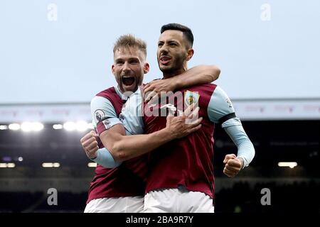 Dwight McNeil (à droite) de Burnley célèbre son troisième but du jeu Banque D'Images