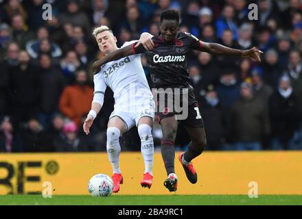 La bataille de Leeds United's Ezgjan Alioski et Readingís Andy Yiadom pour le ballon Banque D'Images