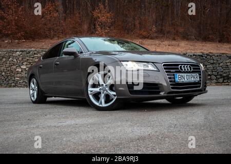 Gros plan photo de la voiture de sport Audi A 7 avant avec phares à LED matricielle, emblème quatro, fenêtres noires et ornements chromés, isolés Banque D'Images