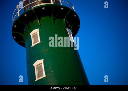 Le phare de South Mole peint en vert, dans la baie de Fremantle, en Australie occidentale, au coucher du soleil Banque D'Images