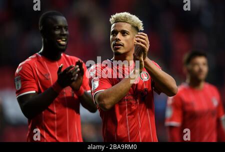 Charlton Athletic's Lyle Taylor (à droite) et Naby Sarr applaudissent les fans après le coup de sifflet final Banque D'Images