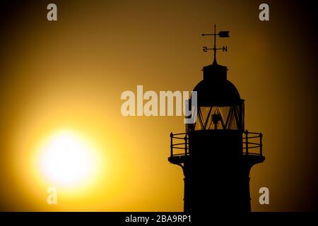 Le phare de South Mole peint en vert, dans la baie de Fremantle, en Australie occidentale, au coucher du soleil Banque D'Images