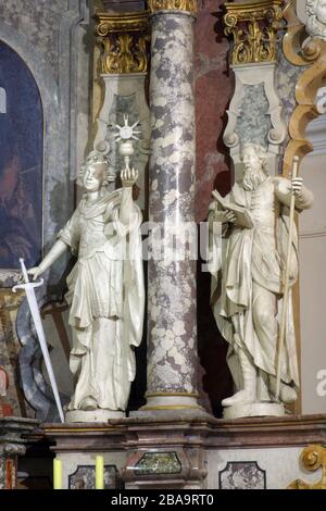 Statue de Saints Barbara et Joachim sur l'autel principal de l'église franciscaine de Saint François Xavier à Zagreb, en Croatie Banque D'Images